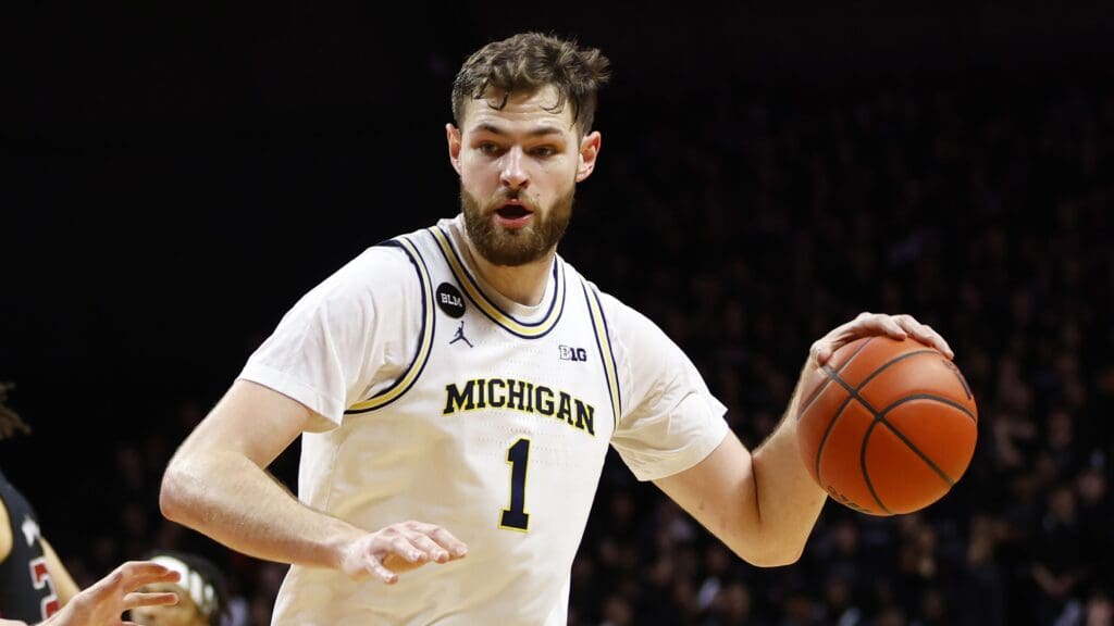 Coveted transfer Hunter Dickinson picks Kansas Coveted transfer Hunter Dickinson picks Kansas