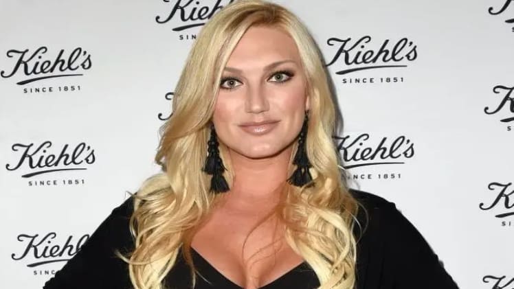 Brooke Hogan Bio, Age, Height, Income, Net Worth