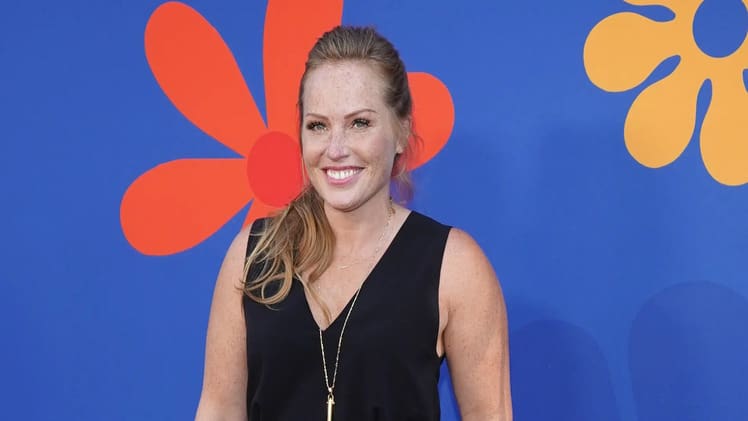 Mina Starsiak Bio, Age, Height, Income, Net Worth