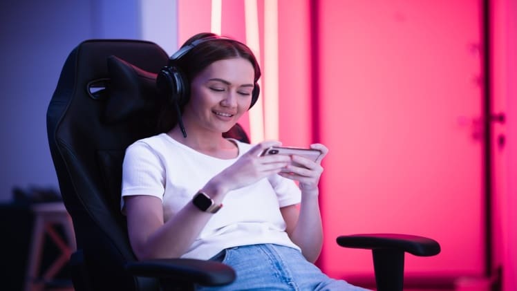 Do Online Game Pay More at the End of the Month?