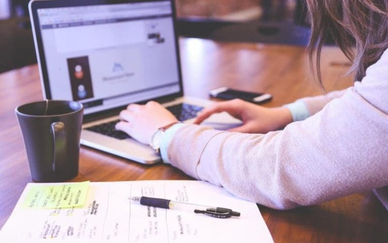 Paraphrasing in Social Media Content