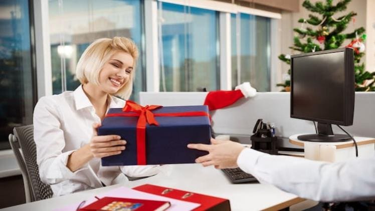 Understanding the Advantages of Corporate Gifts: The Power of Thoughtful Acts